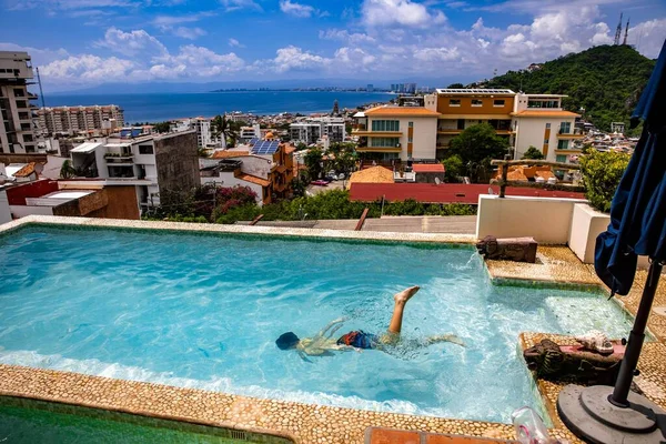 Ett Manligt Barn Som Dyker Poolen Puerto Vallarta Mexiko — Stockfoto