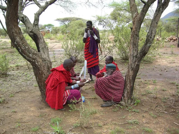 Grupo Masai Macho Sentado Relajándose Debajo Árbol — Foto de Stock
