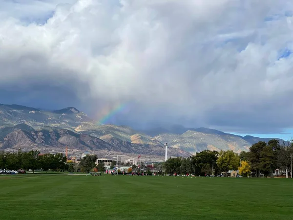 Campo Verde Com Montanhas Arco Íris Fundo Temporada Primavera Colorado — Fotografia de Stock