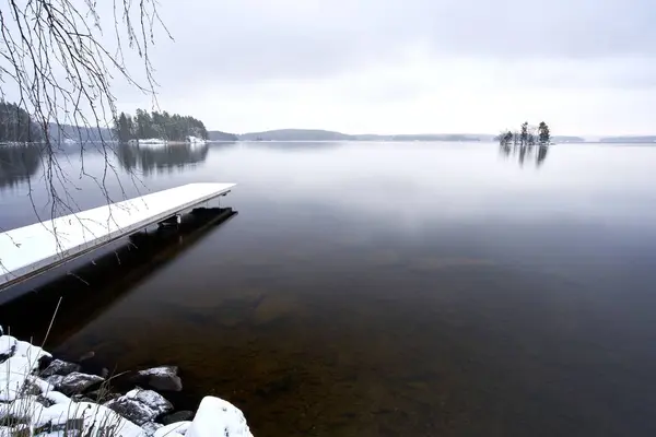 Bewolkte Rustige Winterdag Het Meer Stilstaand Water Reflecties — Stockfoto