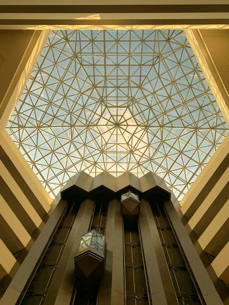 Een Verticaal Shot Van Een Symmetrisch Vijfhoekig Plafond Met Een — Stockfoto