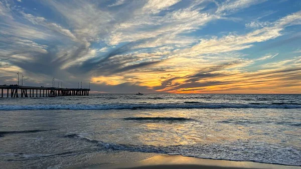 Barevný Západ Slunce Osvětluje Pláž Molo Oceán Los Angeles — Stock fotografie