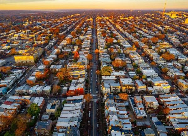 Een Luchtfoto Van Gebouwen Werd Oranje Bij Zonsondergang Stad Richmond — Stockfoto