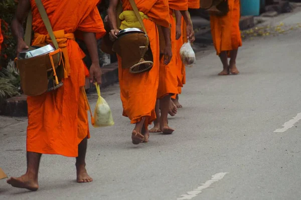 Буддийские Монахи Время Сай Бата Бата Традиционной Утренней Церемонии Милостыни — стоковое фото