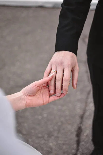 Eine Vertikale Aufnahme Der Hände Des Brautpaares Mit Eheringen Auf — Stockfoto