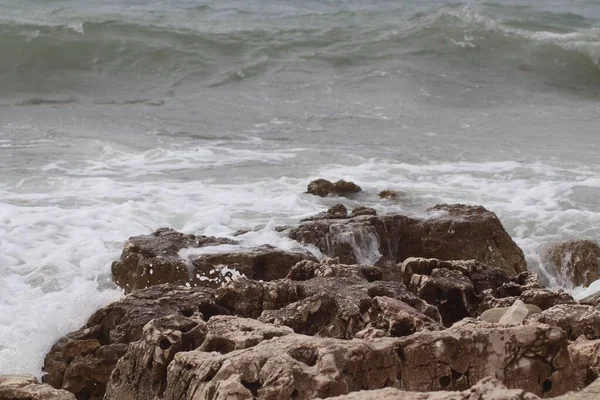 Хвилі Моря Дряпаються Скелях — стокове фото
