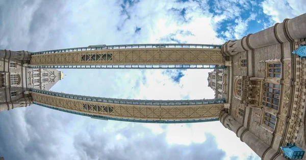 Alacsony Látószögű Kilátás Tower Bridge Londonban Összekötő Két Középkori Várak — Stock Fotó