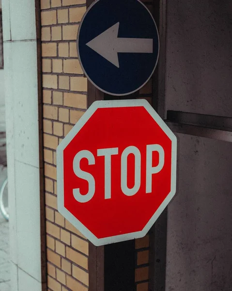 Pystysuora Lähikuva Stop Merkistä Yksisuuntainen Kyltti Rakennuksessa Kadulla — kuvapankkivalokuva