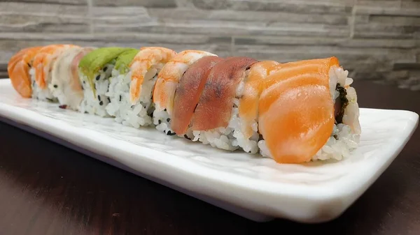 Großaufnahme Eines Tabletts Mit Köstlichem Buntem Sushi Einem Japanischen Restaurant — Stockfoto