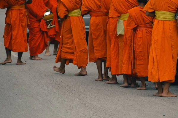 Monaci Buddisti Durante Sai Bat Tak Bat Tradizionale Cerimonia Mattutina — Foto Stock