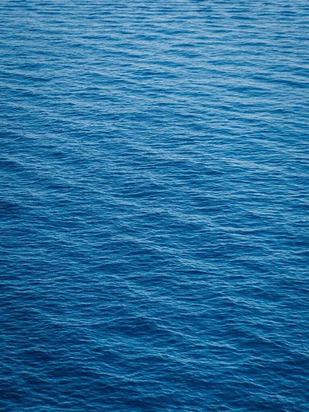 Μια Κάθετη Λήψη Των Μπλε Κυμάτων Της Θάλασσας Μπορεί Χρησιμοποιηθεί — Φωτογραφία Αρχείου
