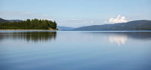 山々に囲まれた美しいカルスジョン湖は青い曇り空に対しています — ストック写真