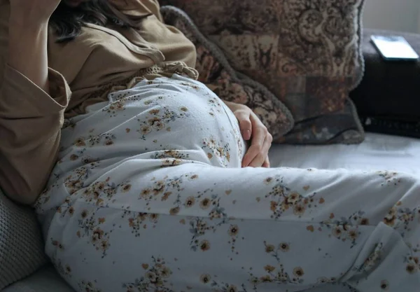 Güzel Hamile Bir Kadın Kanepede Oturuyor — Stok fotoğraf