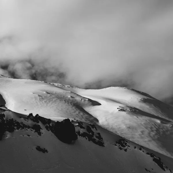 Luftaufnahme Eines Schneebedeckten Berggipfels Einem Sonnigen Tag Mit Wolken Darüber — Stockfoto