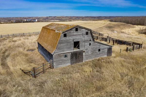 Letecký Snímek Staré Dřevěné Stodoly Polem Pozadí Kanadských Prairies — Stock fotografie