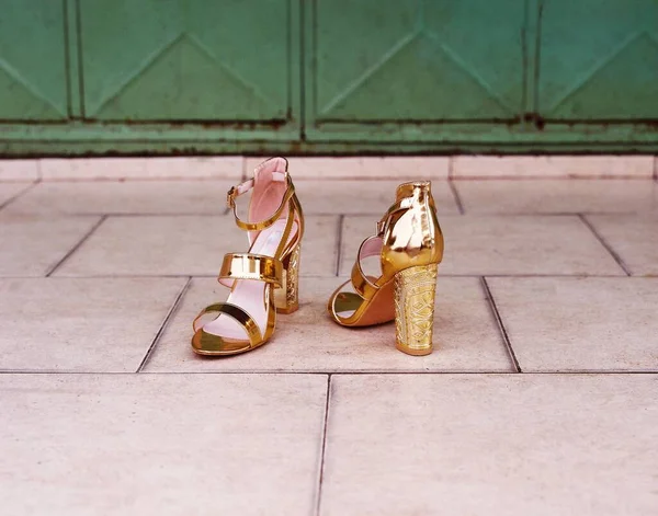 Een Paar Gouden Schoenen Vloer — Stockfoto