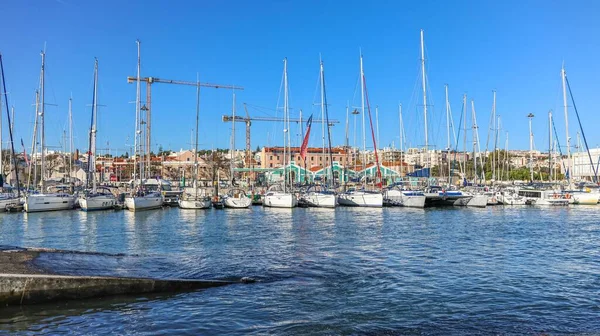 Uma Paisagem Navios Barcos Doca Belém Num Dia Ensolarado Lisboa — Fotografia de Stock