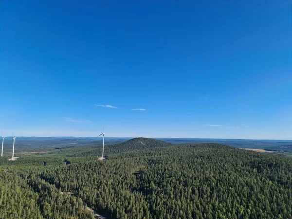 Malebný Pohled Horský Les Vysokými Větrnými Turbínami Něm Pod Jasnou — Stock fotografie
