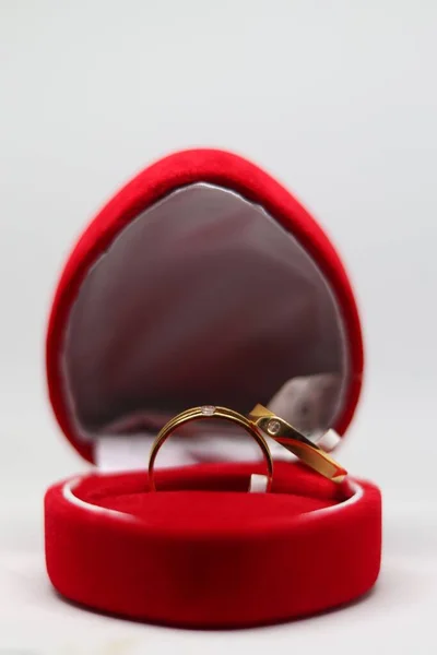 Zásnubní Prsten Červené Krabici Tvaru Srdce — Stock fotografie