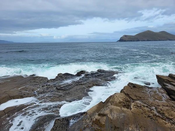 Fantastisk Havsutsikt Med Skummande Vågor Som Träffar Klipporna Stranden Och — Stockfoto