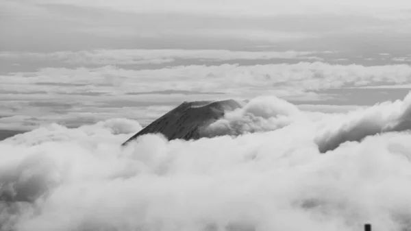 Повітряно Сірий Знімок Вершини Гір Хмарами Над Ним — стокове фото