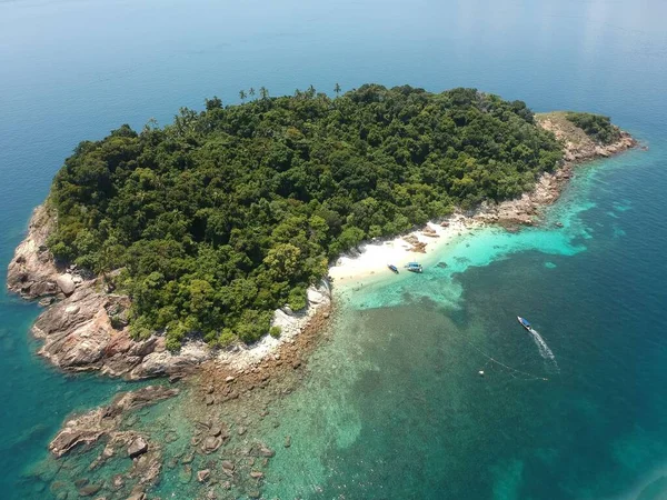 Een Luchtfoto Van Perhentian Islands Met Groene Bomen Omgeven Door — Stockfoto