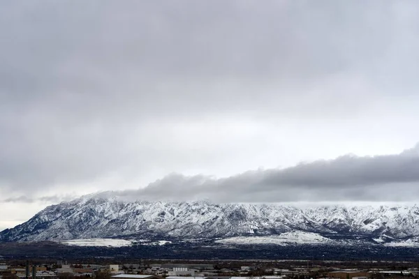 Malebný Záběr Pohoří Pokryté Sněhem Pod Zataženou Oblohou — Stock fotografie