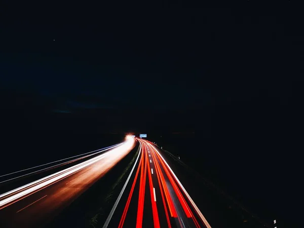 夜の高速道路で車のライトの長い露出 — ストック写真