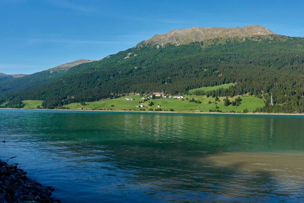 Μια Άποψη Του Τοπίου Της Λίμνης Reschen — Φωτογραφία Αρχείου