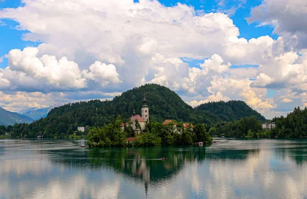 Una Hermosa Vista Lago Reflectante Una Iglesia Medio Con Árboles — Foto de Stock