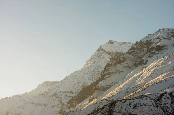 Dağlarda güzel bir gün doğumu Leh Ladakh tepesinde