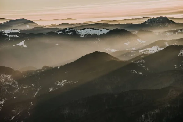 Eine Luftaufnahme Des Faszinierend Verträumten Sonnenaufgangs Über Den Verschneiten Bewaldeten — Stockfoto