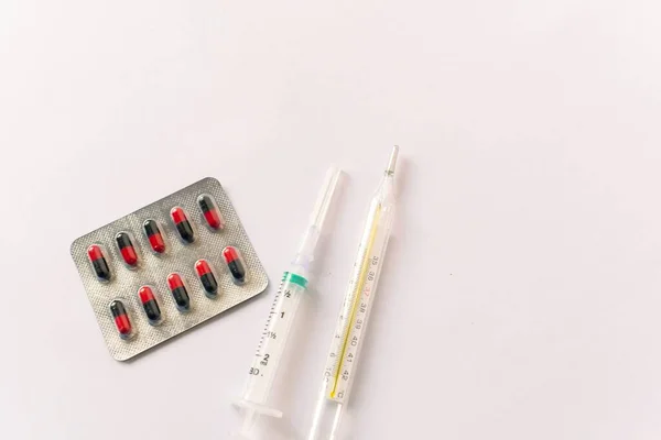 Olika Medicinsk Utrustning Termometer Ampuller Pipett Läkemedel Tabletter Kapslar Spray — Stockfoto
