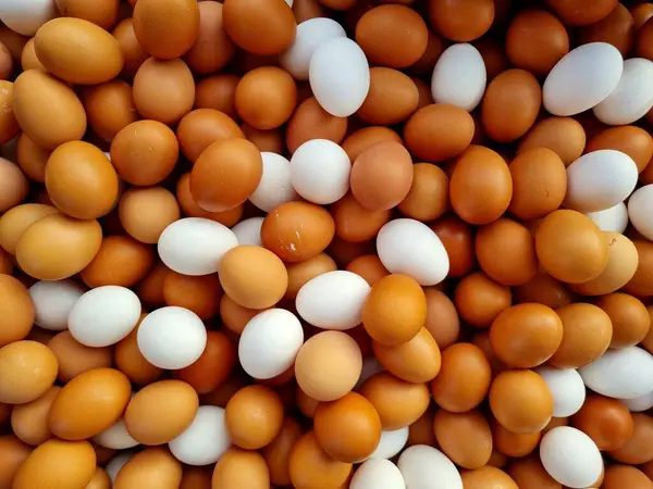 市場にある茶色と白の卵の山 — ストック写真