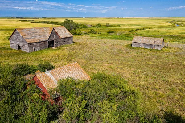 グレンサイド カナダの背景に畑がある古い放棄された木製の家屋の空中ショット — ストック写真
