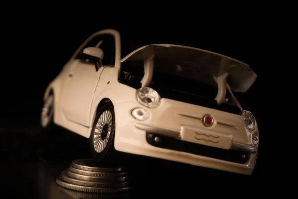 Minyatür Bir Araba Araba Harcamalarını Temsil Eden Madeni Paralar — Stok fotoğraf