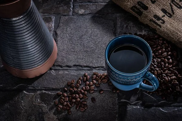 Μια Κορυφαία Άποψη Ενός Φλιτζανιού Καφέ Σχεδιασμένο Κόκκους Καφέ Και — Φωτογραφία Αρχείου