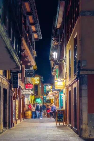 Gece Boyunca Insanlarla Dolu Cantabria Caddesinin Dikey Bir Görüntüsü — Stok fotoğraf