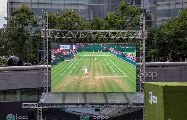 브리지에서 화면에 표시된 윔블던 테니스 — 스톡 사진
