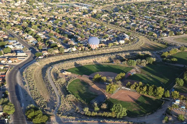 Americký Horkovzdušný Balón Nad Baseballovým Hřištěm Albuquerque City Novém Mexiku — Stock fotografie