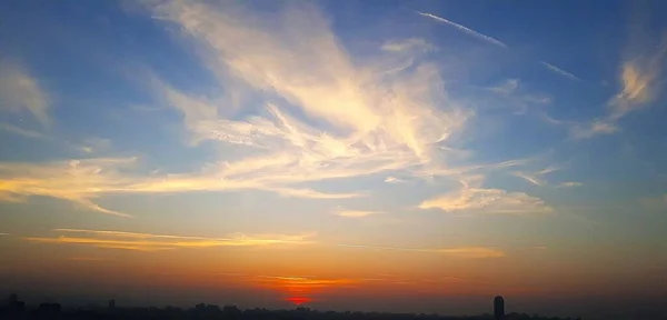 Ein Panoramablick Auf Den Malerischen Goldenen Sonnenuntergang Blauen Bewölkten Himmel — Stockfoto