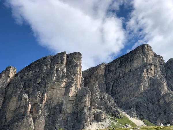 Ein Schöner Blick Auf Felsige Berge Einem Sonnigen Tag — Stockfoto