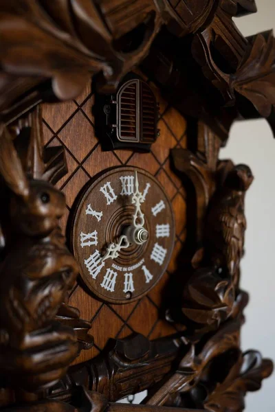 Tiro Vertical Relógio Madeira Vintage Parede — Fotografia de Stock