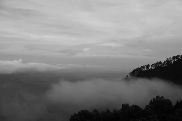 Krajina Výhledem Mraky Nad Horami Zatažený Den — Stock fotografie