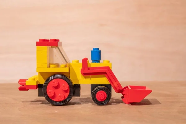 Tiro Close Modelo Lego Vintage Uma Escavadeira Colocada Uma Superfície — Fotografia de Stock
