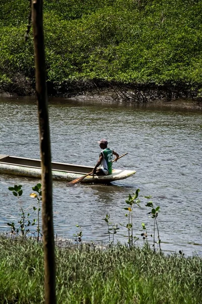 Een Visser Peddelt Zijn Kano Jaguaripe Rivierbedding Stad Aratuipe Bahia — Stockfoto