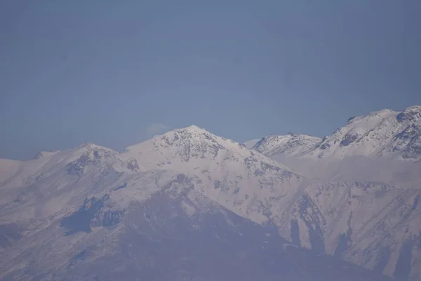 Widok Powietrza Skalistego Górskiego Krajobrazu Pod Błękitnym Jasnym Niebem — Zdjęcie stockowe