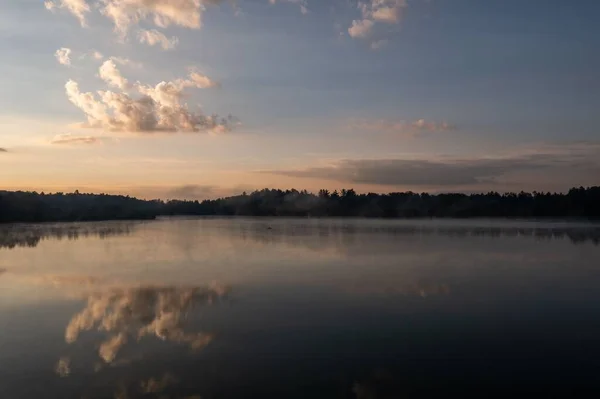 Μια Όμορφη Θέα Μιας Λίμνης Μια Αντανάκλαση Του Ουρανού Ηλιοβασίλεμα — Φωτογραφία Αρχείου