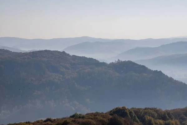 Een Prachtig Uitzicht Een Landschap Van Bergtoppen Een Mistige Dag — Stockfoto