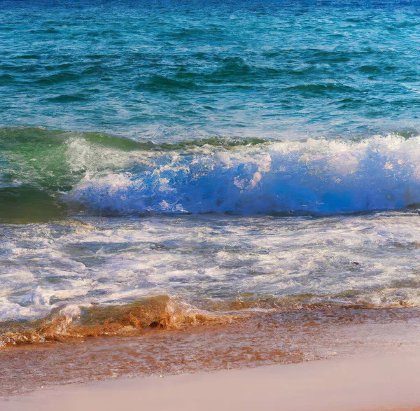 ビーチでの動きの中で泡立つ青と白の波のイメージ — ストック写真